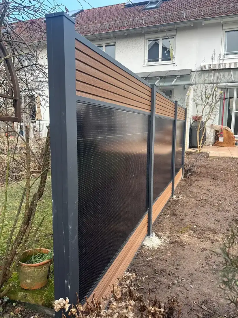 Sichtschutzzaun aus Anthrazit und Holz vor einem Wohnhaus
