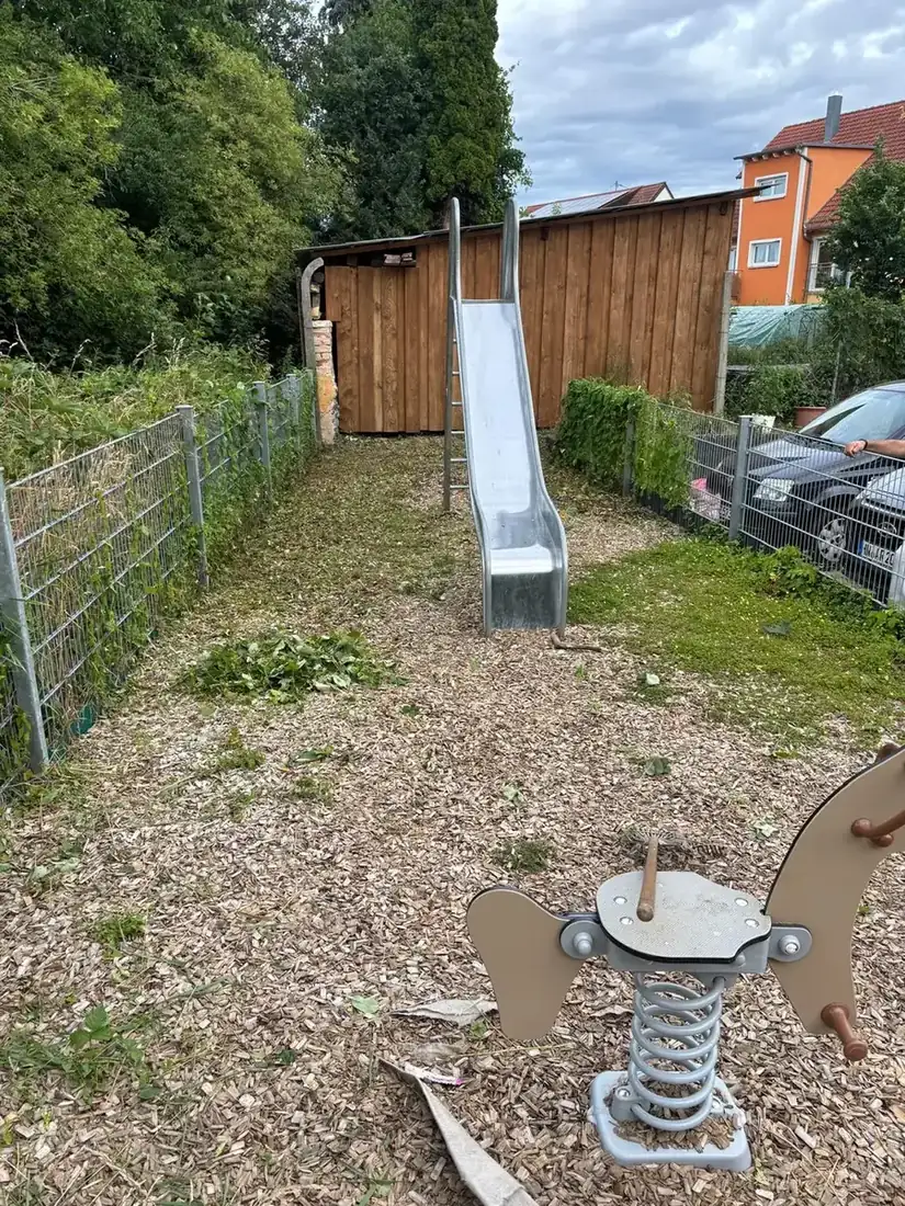 Gepflegter Spielplatz einer Wohnanlage