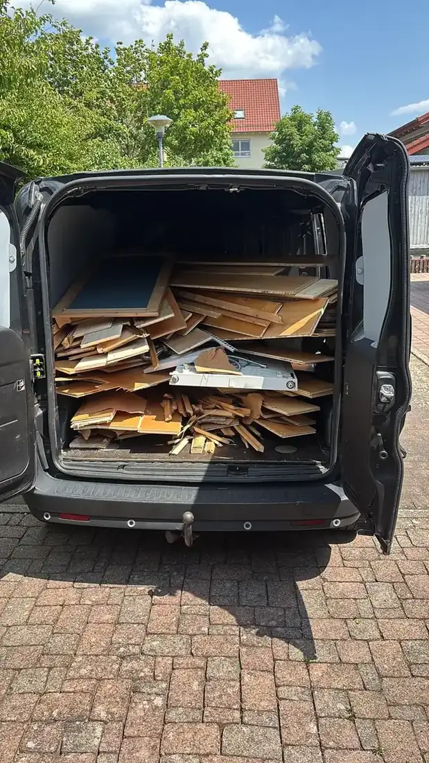 Beladener Transporter bei einer Entrümpelung